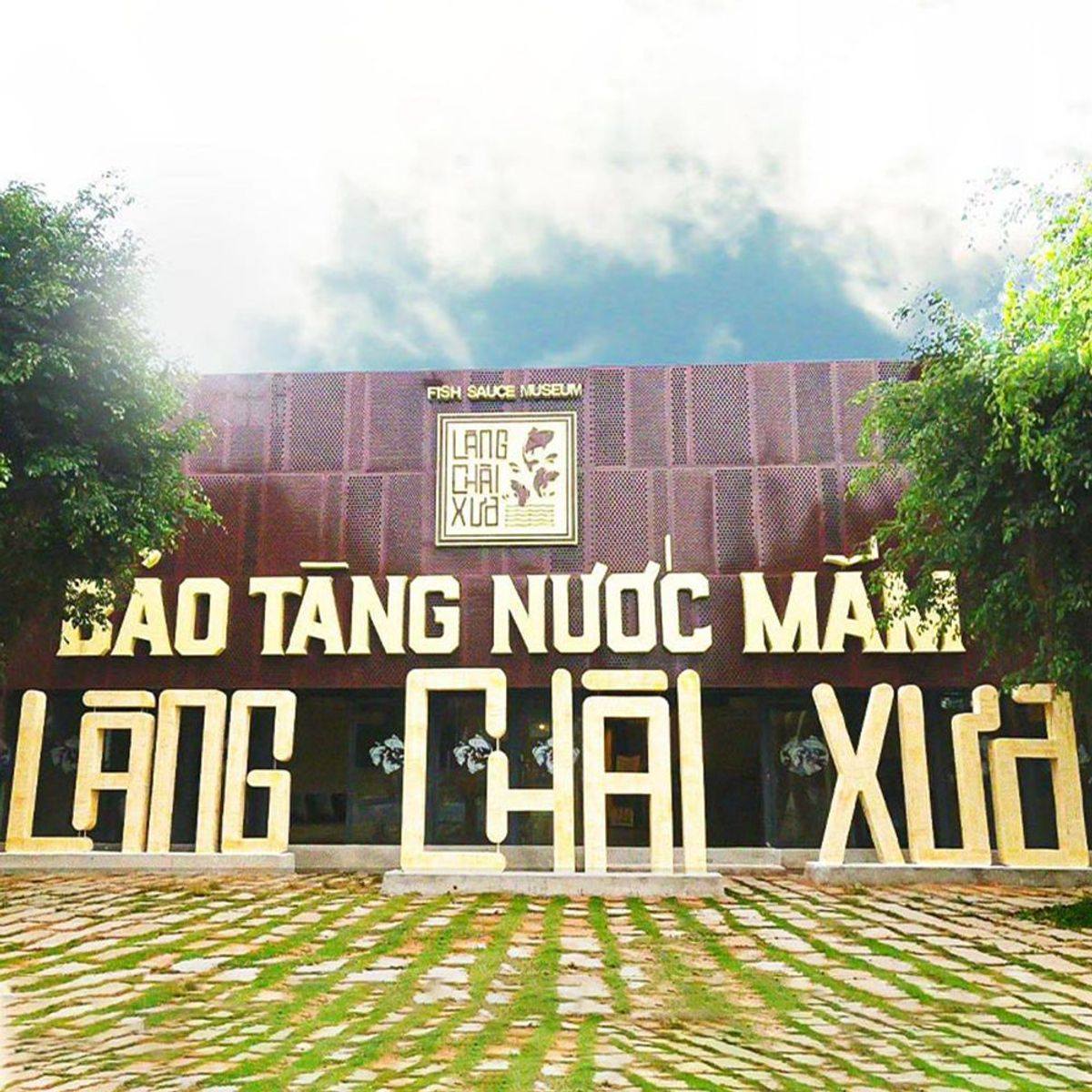 Nước Mắm Tĩn Nhãn Đỏ Độ Đạm 40N Chai Thủy Tinh 525ml - Làng Chài Xưa 3 Bảo tàng nước mắm Làng Chài Xưa