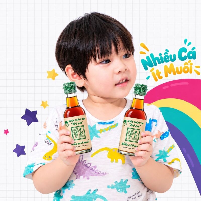 Nước mắm tĩn trẻ em cho bé ăn dặm độ đạm 42N - 60ml 17 Bé cầm hai chai nước mắm Tĩn trẻ em 60ml