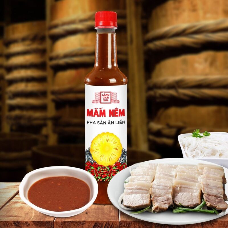 Chai mắm nêm pha sẵn ăn liền 620g bên đĩa thịt heo luộc