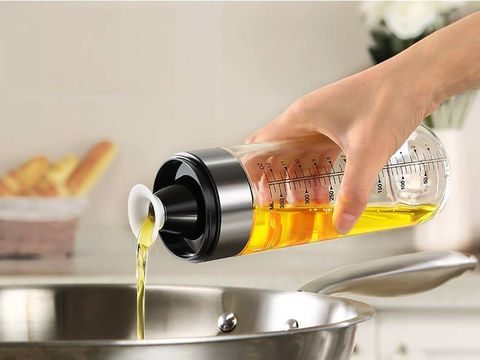 Chai rót dầu ăn là gì? Có cần thiết trong bếp không?