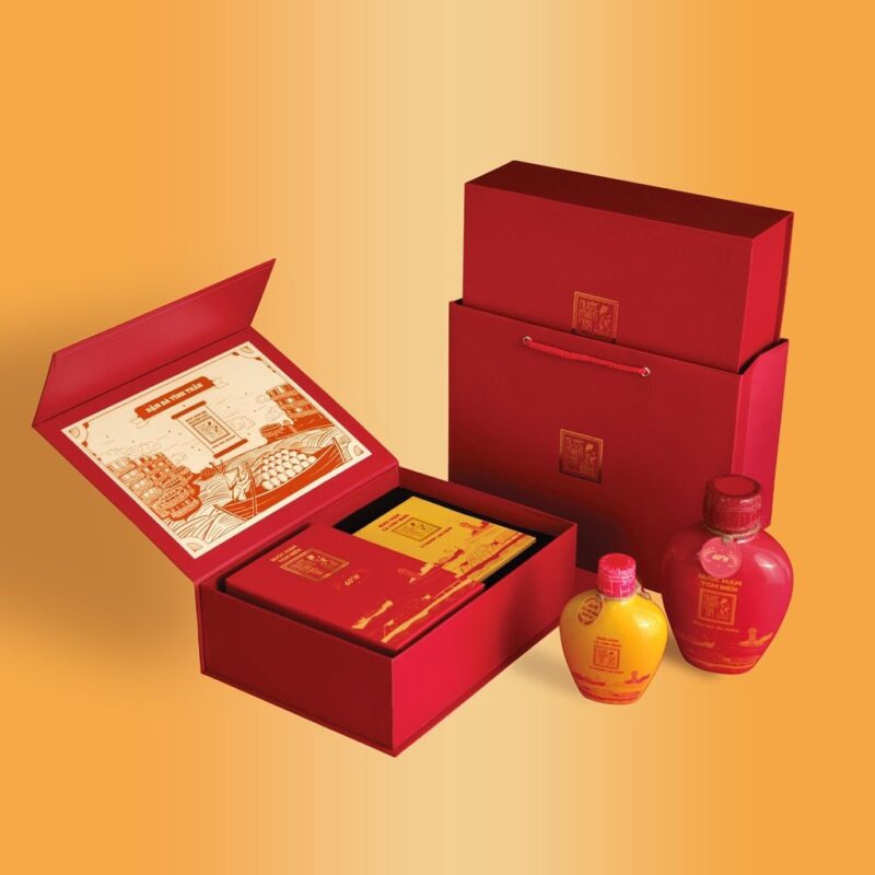 Hộp quà Đậm Đà Tình Thân gồm bình gốm đỏ tôm biển 60N và bình gốm vàng cá cơm ruột đỏ 60N