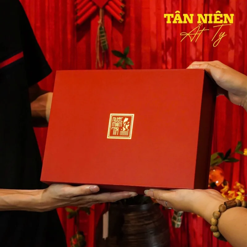 [Tặng Sốt trộn gỏi và Nước tương 3in1] Hộp Quà Đậm Đà Tình Thân GỒM 1 Nước Mắm Tĩn Hiệu Tôm Biển 60N 500ml Và 1 Tĩn Cá Cơm Ruột Đỏ 250 ml không chất bảo quản - ảnh 2