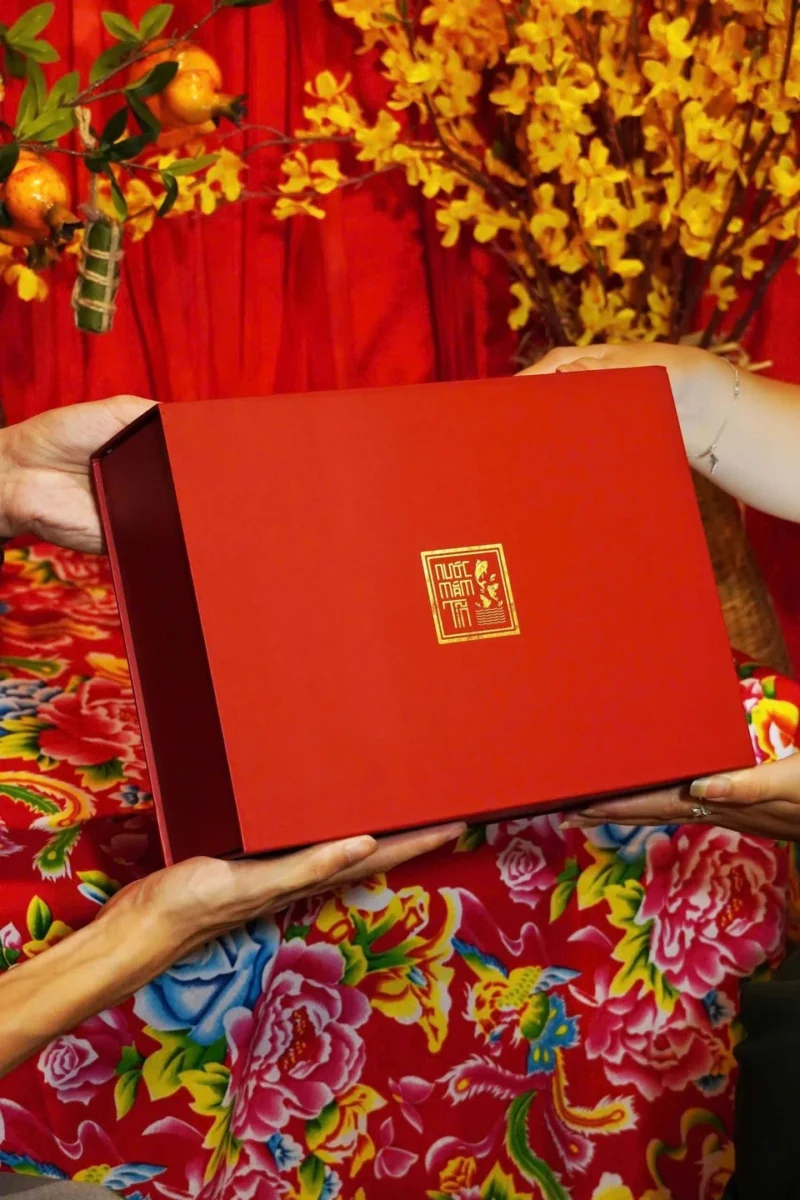 [Tặng Sốt trộn gỏi và Nước tương 3in1] Hộp Quà Đậm Đà Tình Thân GỒM 1 Nước Mắm Tĩn Hiệu Tôm Biển 60N 500ml Và 1 Tĩn Cá Cơm Ruột Đỏ 250 ml không chất bảo quản - ảnh 5
