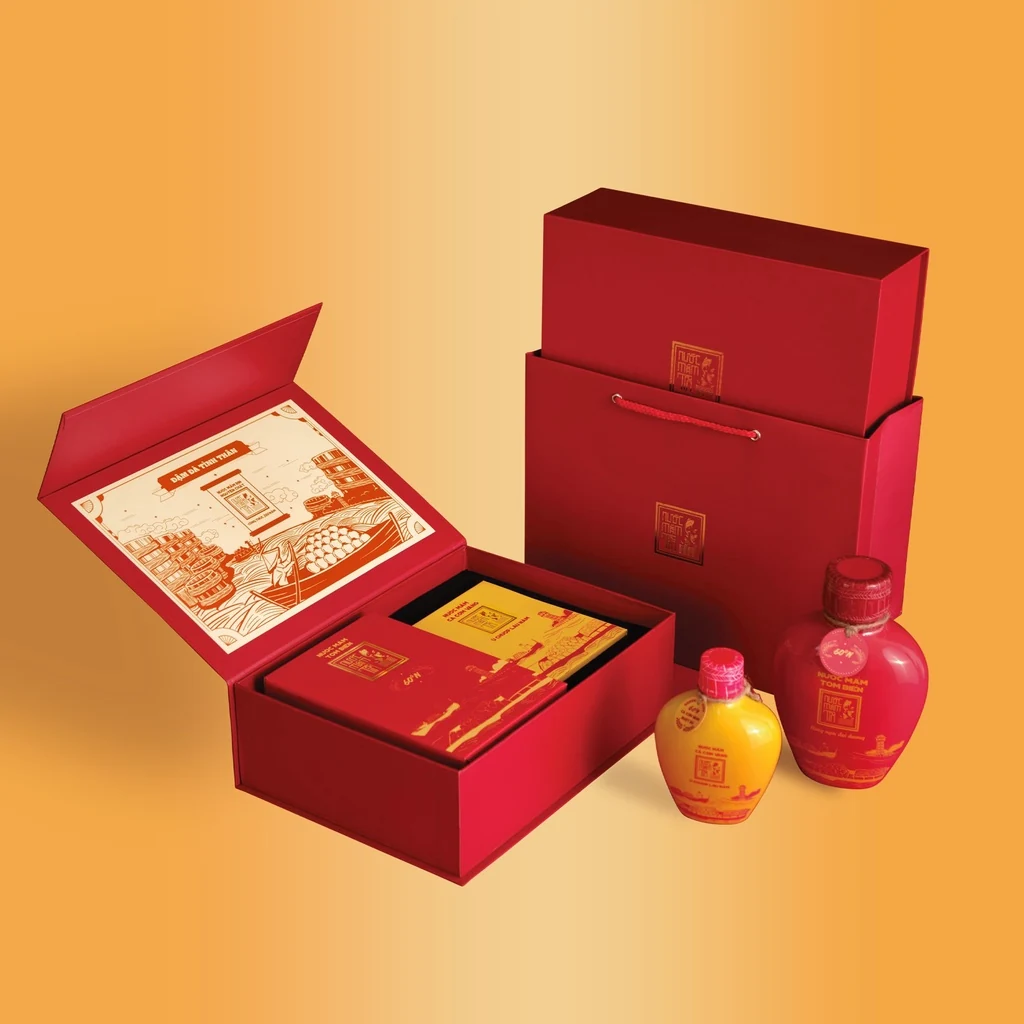 Hộp Quà Đậm Đà Tình Thân: Bình Gốm Nước Mắm Tĩn Tôm Biển 60N 500ml và Cá Cơm Ruột Đỏ 60N 250ml - Tặng Sốt Trộn Gỏi và Nước Tương 3 Trong 1