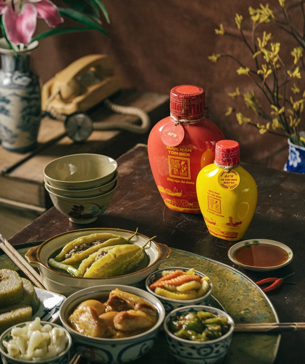 Hộp Quà Đậm Đà Tình Thân: Bình Gốm Nước Mắm Tĩn Tôm Biển 60N 500ml và Cá Cơm Ruột Đỏ 60N 250ml - Tặng Sốt Trộn Gỏi và Nước Tương 3 Trong 1