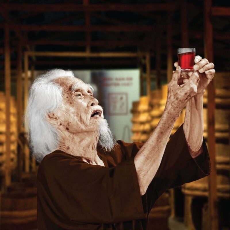 Nghệ nhân nếm nước mắm trong nhà thùng gỗ ủ chượp Phan Thiết